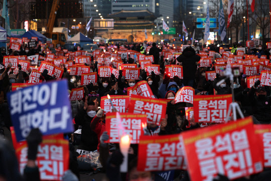 지난 12월3일 오후 서울 중구 서울시청 인근에서 촛불승리전환행동 주최로 윤석열 정부 퇴진을 요구하는 촛불집회가 열리고 있다.<연합뉴스>